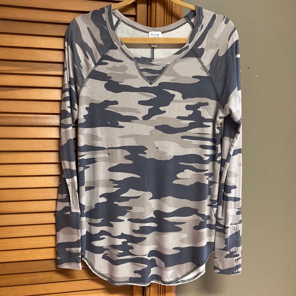 Peyton Jensen snap cuff camo long sleeve tee
